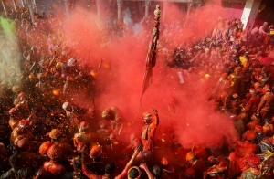 Đắm chìm vào sắc màu lễ hội Holi ở Ấn Độ