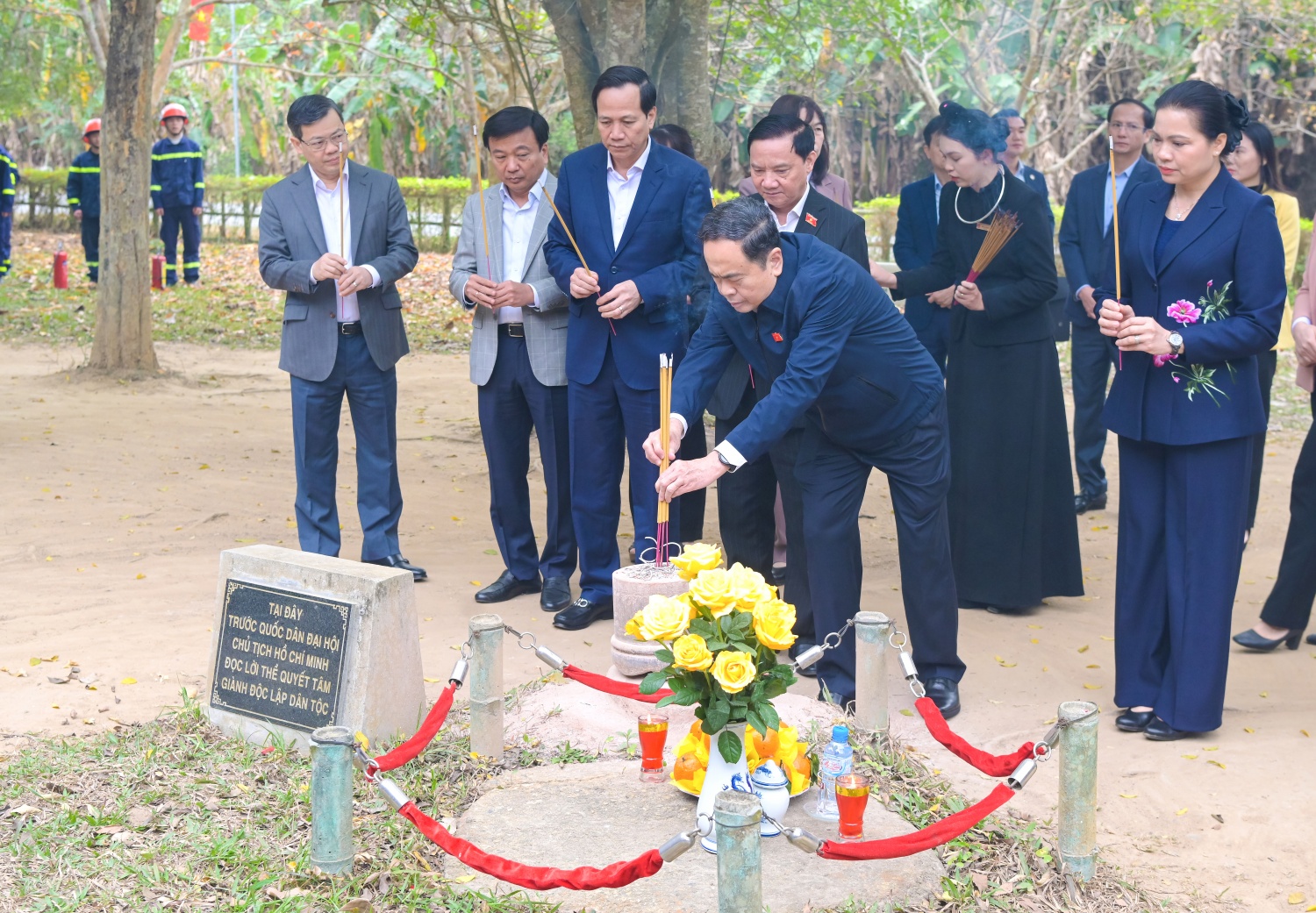 Chủ tịch Quốc hội Trần Thanh Mẫn đến dâng hương tại Đình Tân Trào. Chủ tịch Quốc hội Trần Thanh Mẫn đến dâng hương tại Đình Tân Trào.