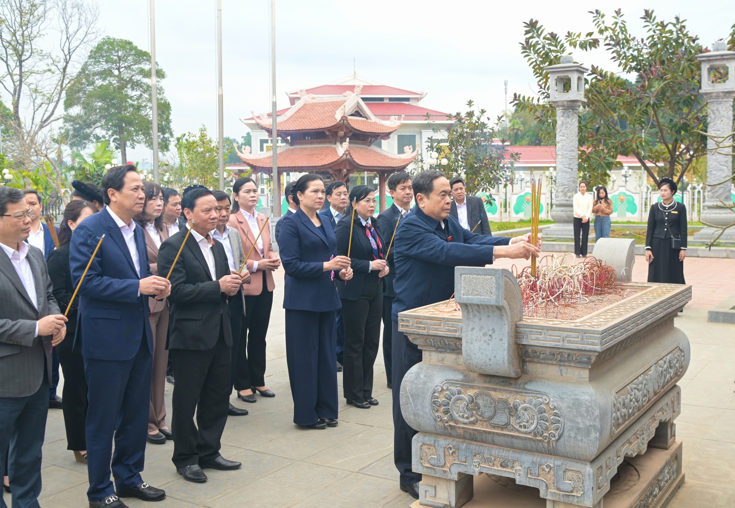 đoàn công tác đã dâng hương tưởng niệm, tri ân các vị tiền bối cách mạng - những học trò xuất sắc của Chủ tịch Hồ Chí Minh, những chiến sĩ cộng sản kiên trung, bất khuất, suốt đời đấu tranh vì độc lập dân tộc, thống nhất Tổ quốc, vì tự do, hạnh phúc của nhân dân. đoàn công tác đã dâng hương tưởng niệm, tri ân các vị tiền bối cách mạng - những học trò xuất sắc của Chủ tịch Hồ Chí Minh, những chiến sĩ cộng sản kiên trung, bất khuất, suốt đời đấu tranh vì độc lập dân tộc, thống nhất Tổ quốc, vì tự do, hạnh phúc của nhân dân.