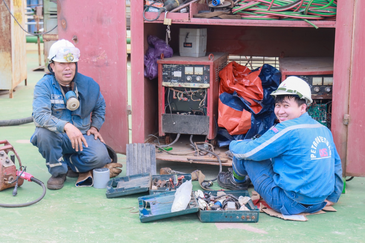 Tranh thủ những giờ giải lao, các công nhân chuẩn bị đồ nghề, thiết bị cho các công việc tiếp theo.