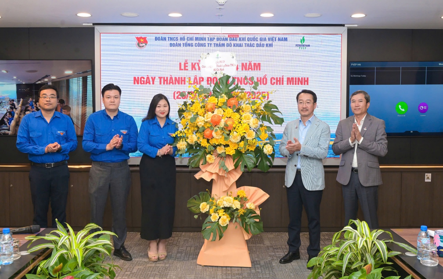 Lãnh đạo PVEP tặng hoa chúc mừng Đoàn Thanh niên PVEP nhân ngày 26/3