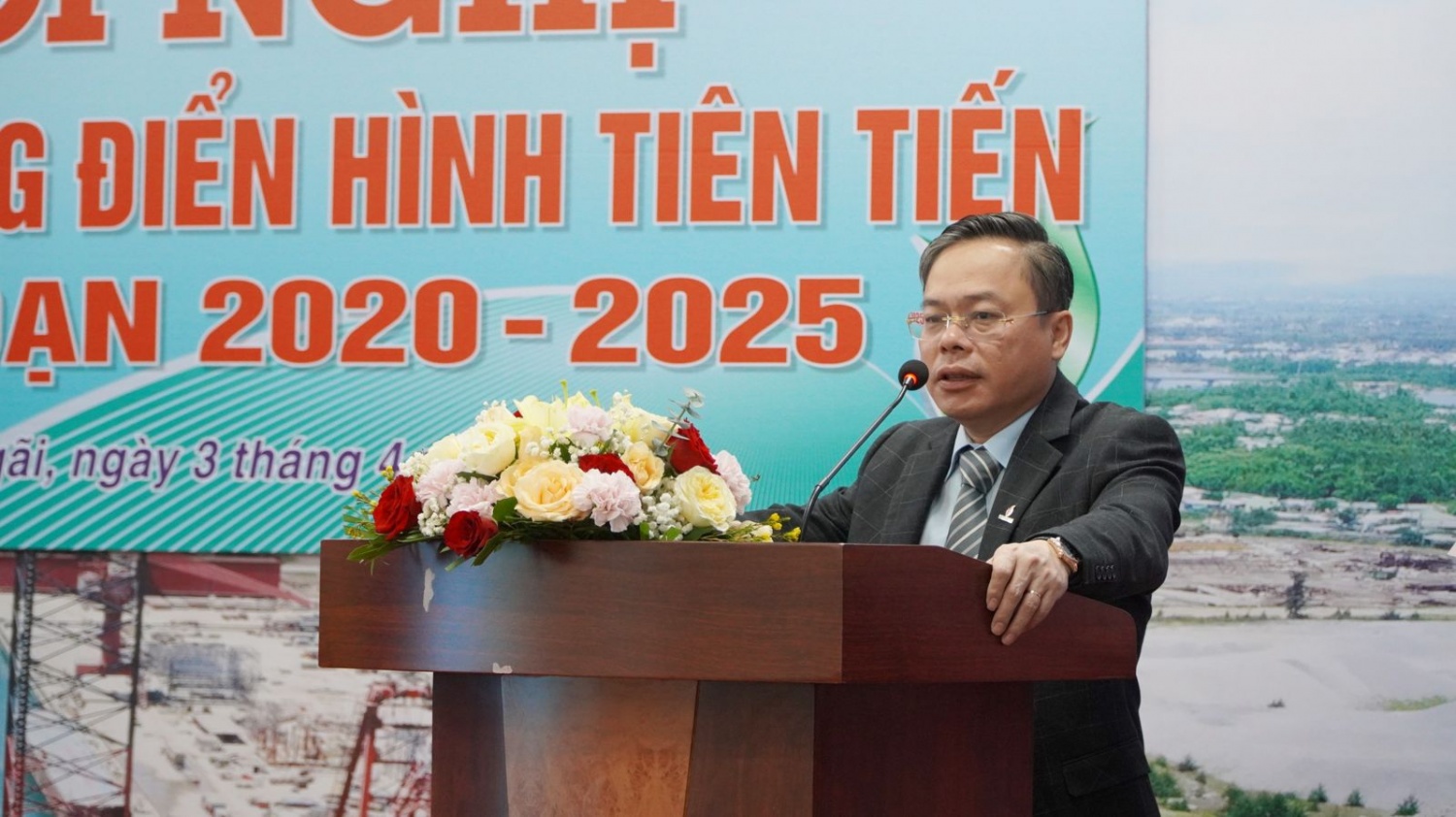 Tổng Giám đốc DQS Nguyễn Anh Minh báo cáo tổng kết phong trào thi đua yêu nước tại Hội nghị.