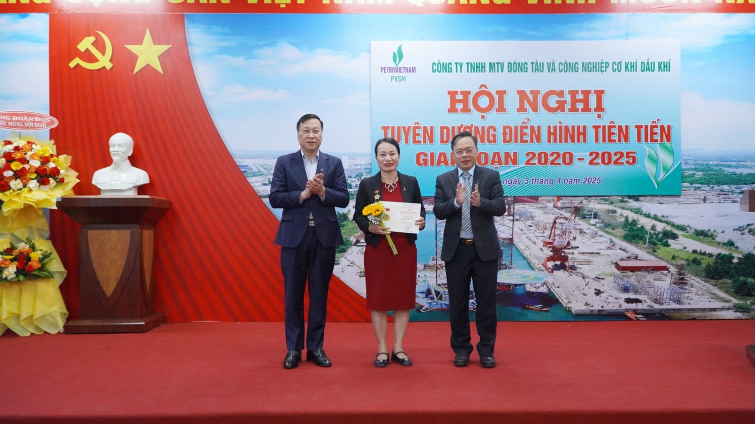 hó Trưởng ban QTNNL Trịnh Tuấn Anh (bên trái) và Tổng Giám đốc DQS Nguyễn Anh Minh trao kỷ niệm chương vì sự nghiệp Tổ chức cho cá nhân tiên tiến.