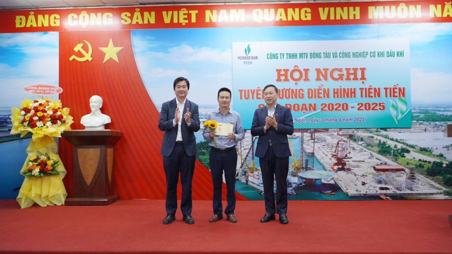Phó Chủ tịch Thường trực CĐ DKVN Nguyễn Mạnh Kha (bên trái) và Phó Trưởng ban QTNNL Trịnh Tuấn Anh trao kỷ niệm chương Vì sự nghiệp Dầu khí.