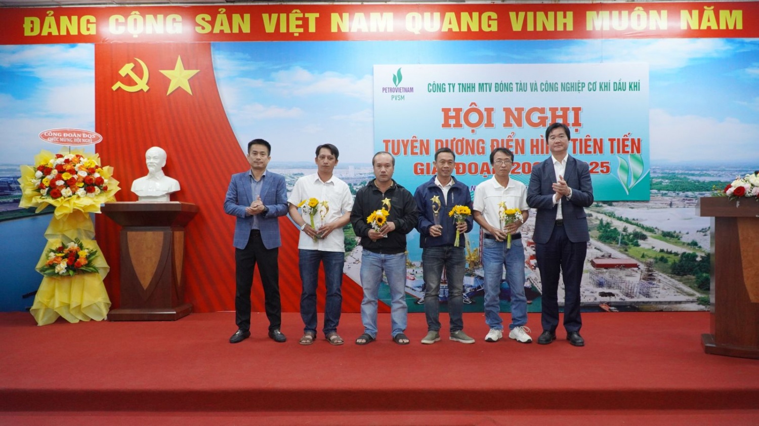 Chủ tịch Công đoàn DQS Huỳnh Tấn Bình (bên trái) và Phó Chủ tịch Thường trực CĐ DKVN Nguyễn Mạnh Kha trao biểu trưng của CĐ DKVN cho các cá nhân xuất sắc