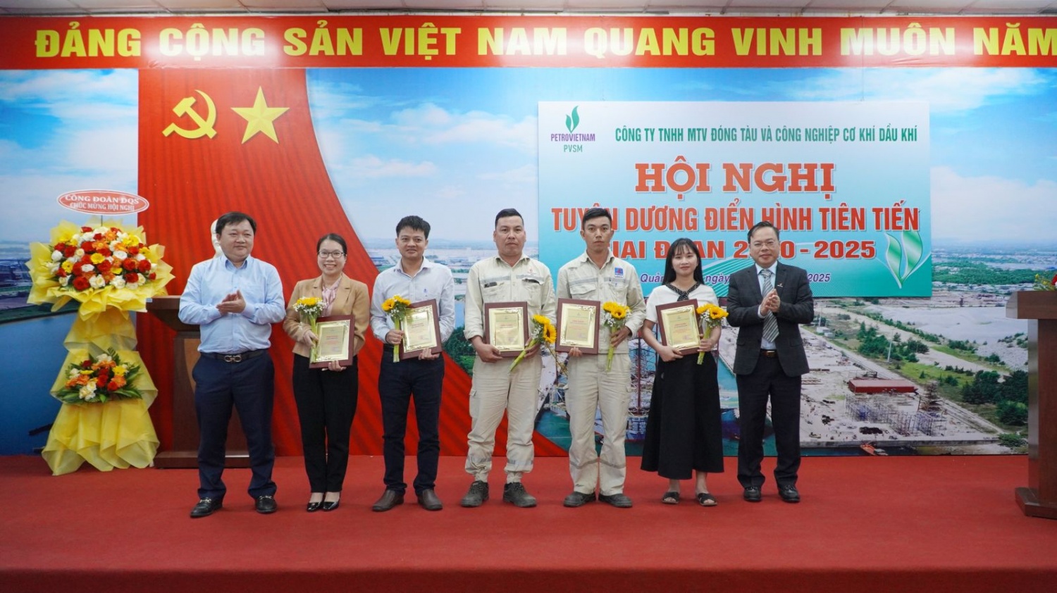 Phó Tổng Giám đốc DQS Nguyễn Hồng Chiến (bên trái) và TGĐ DQS Nguyễn Anh Minh trao bảng vinh danh cho 5 tập thể xuất sắc