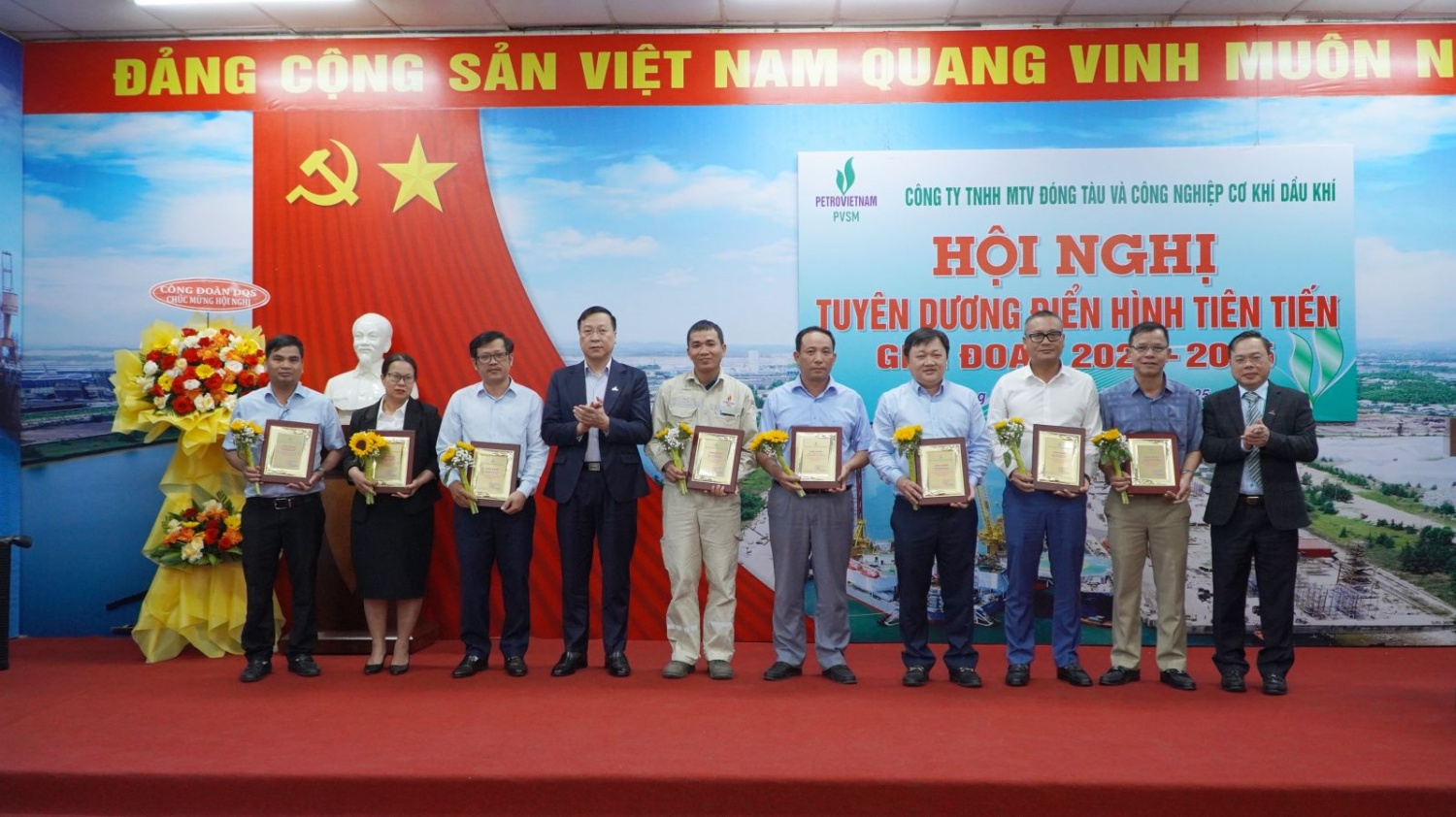 Lãnh đạo Petrovietnam và DQS trao bản vinh danh cho các cá nhân xuất sắc