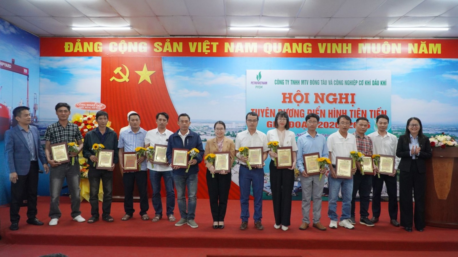 Lãnh đạo Công đoàn- Công ty DQS trao bản vinh danh cho các cá nhân xuất sắc