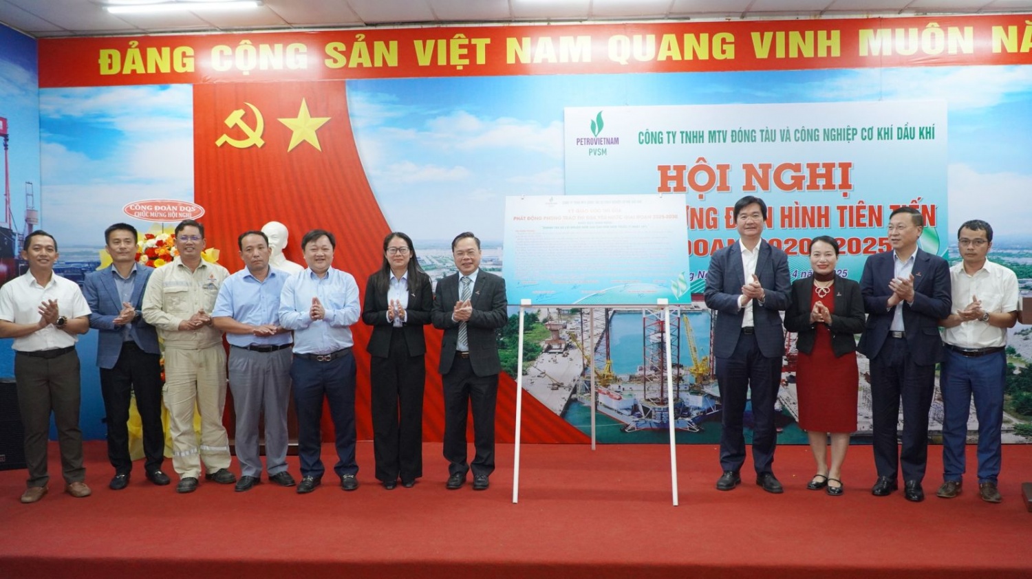 Lãnh đạo các đơn vị chụp ảnh lưu niệm sau khi ký giao ước thi đua giai đoạn 2025-2030.