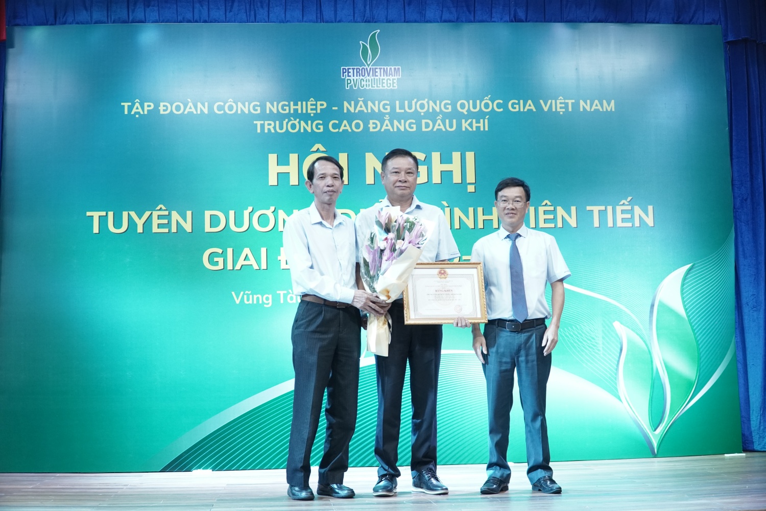 Một tập thể của PVCollege đã vinh dự nhận bằng khen của Ủy ban quản lý vốn Nhà nước tại Doanh nghiệp. 
