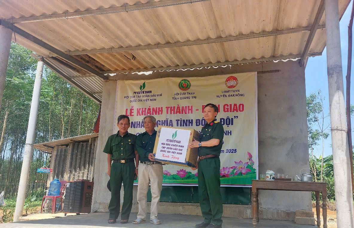 Hội CCB Petrovietnam trao nhà “Nghĩa tình đồng đội” cho cựu Thanh niên xung phong tỉnh Quảng Trị Hội CCB Petrovietnam trao nhà “Nghĩa tình đồng đội” cho cựu Thanh niên xung phong tỉnh Quảng Trị