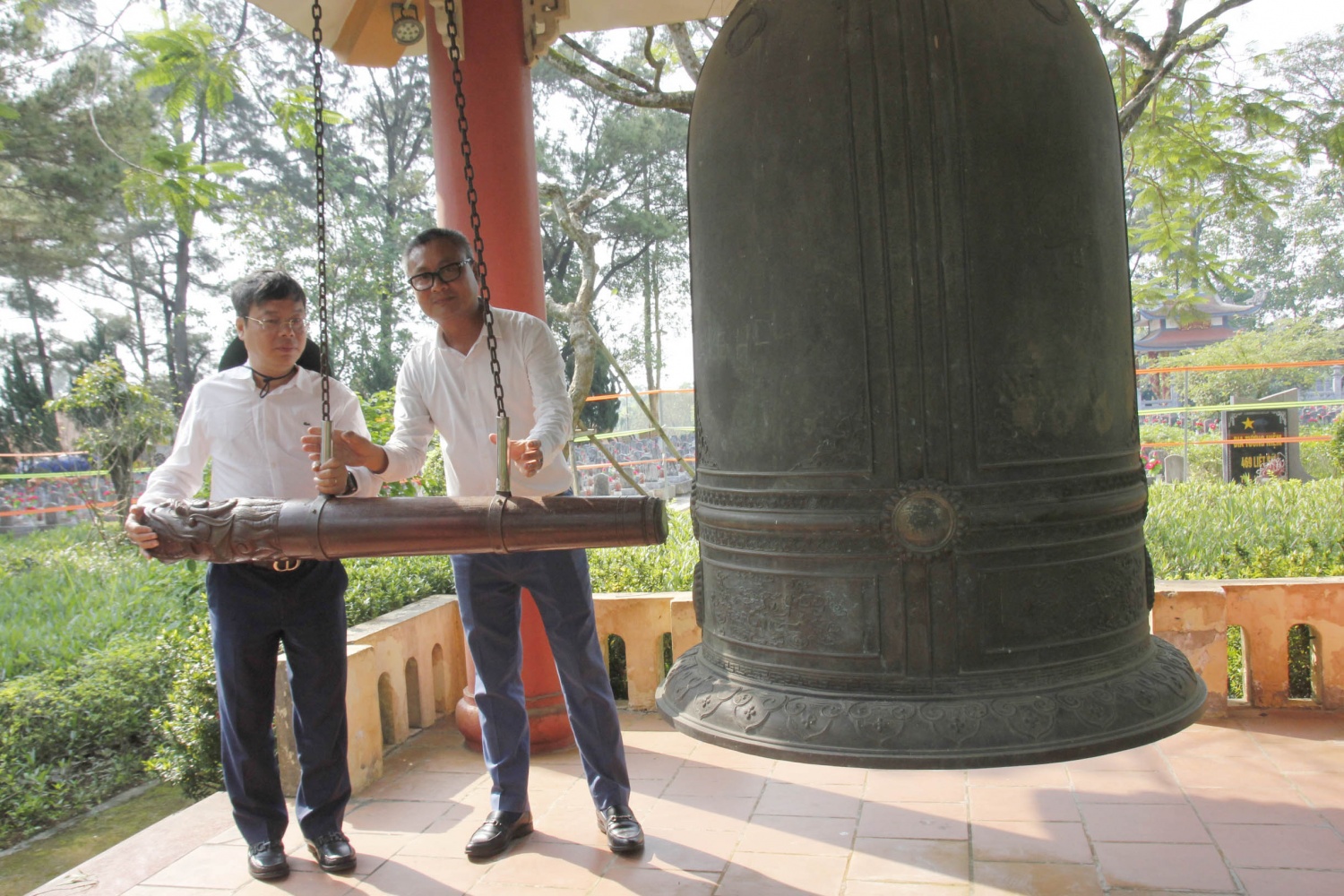DQS tổ chức Lễ kết nạp đảng viên mới tại Nghĩa trang liệt sĩ Quốc gia Trường Sơn