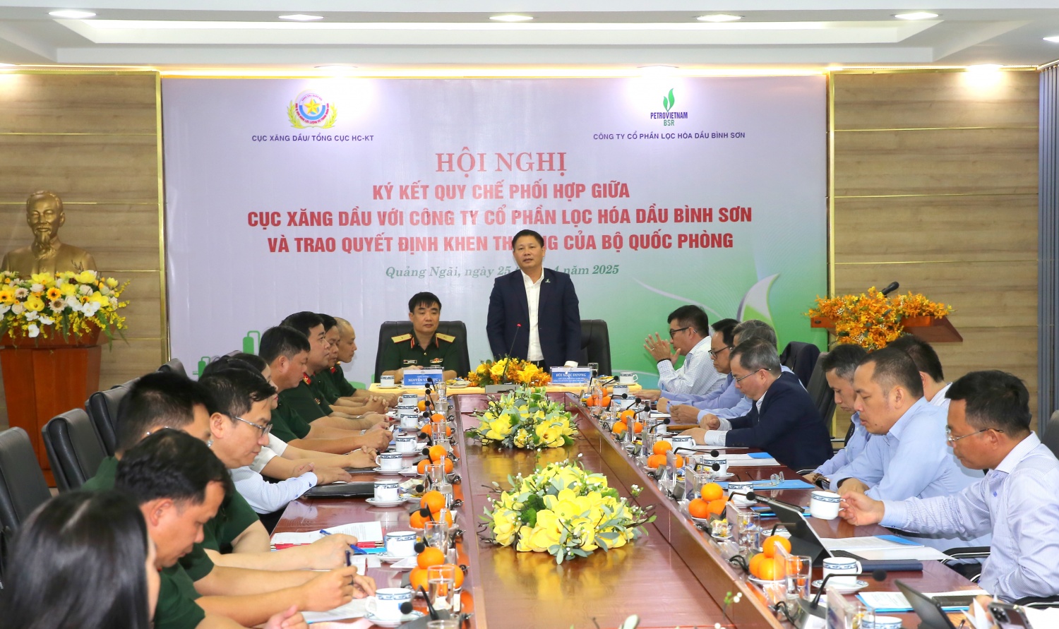 Chủ tịch HĐQT BSR Bùi Ngọc Dương trao đổi, thảo luận các vấn đề liên quan đến các nội dung phối hợp, hợp tác giữa 2 đơn vị.