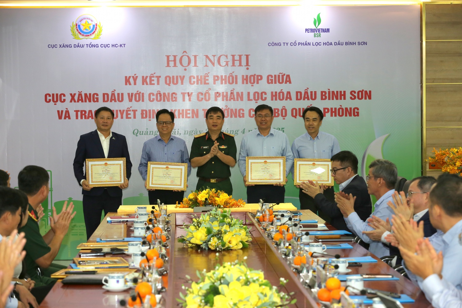 Đại diện Cục Xăng dầu trao bằng khen cho các tập thể, cá nhân đã có những thành tích xuất sắc trong việc hợp tác, phối hợp sản xuất, cung ứng nhiên liệu đặc chủng quốc phòng.