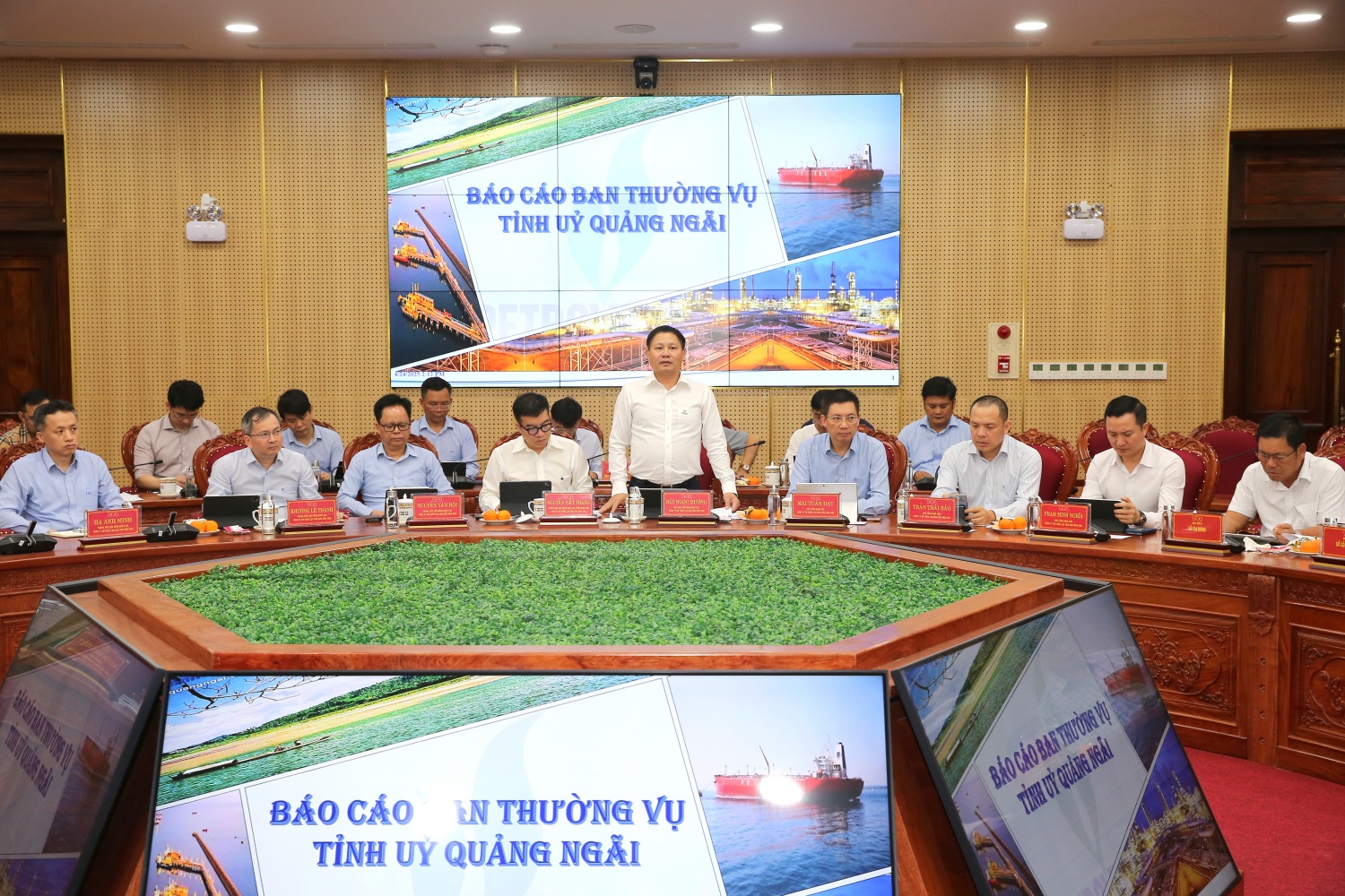 Ông Bùi Ngọc Dương - Bí thư Đảng ủy, Chủ tịch HĐQT BSR báo cáo các nội dung tại buổi làm việc.