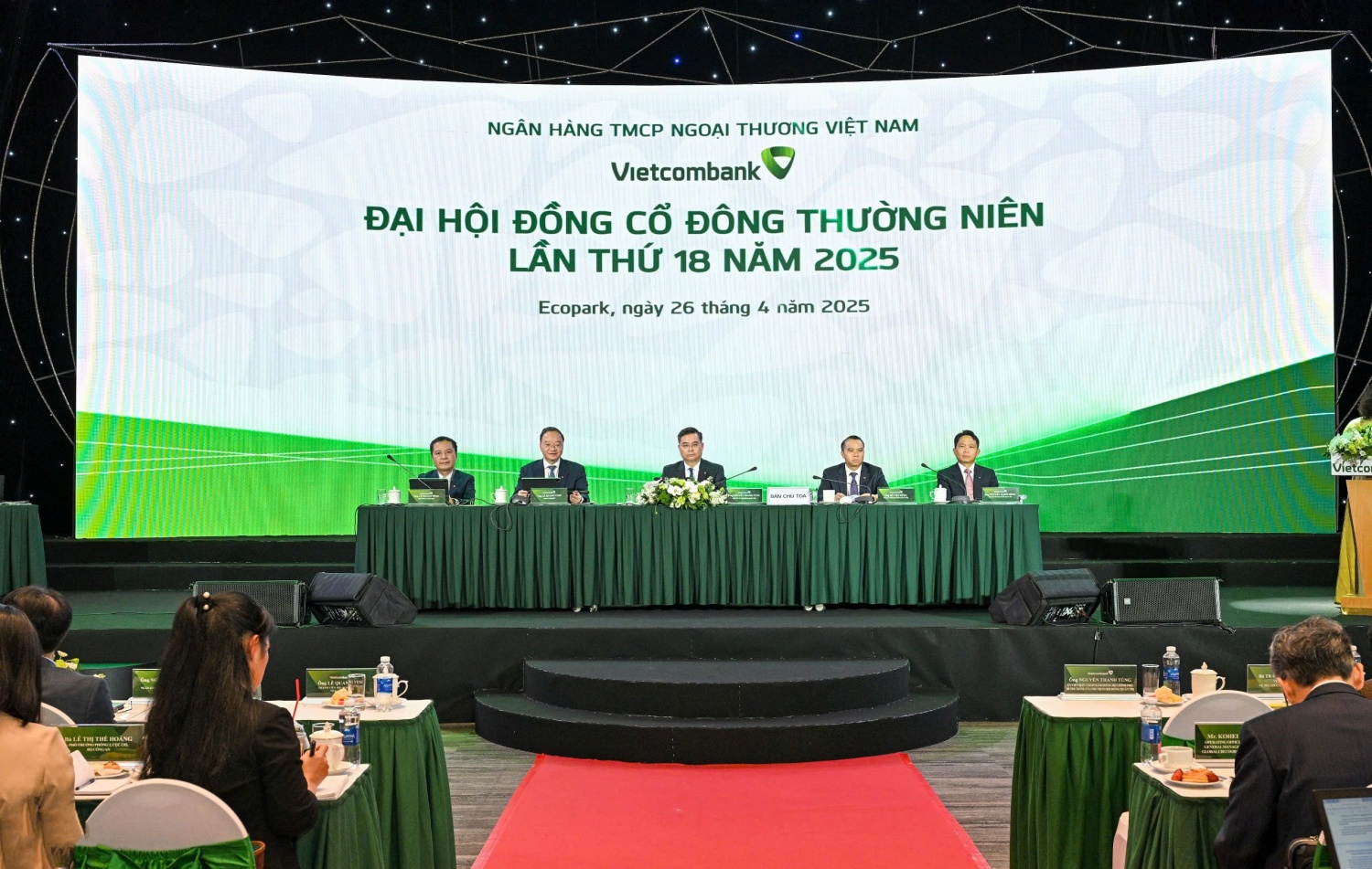 ĐHĐCĐ Vietcombank 2025: Thông qua kế hoạch phát hành hơn 543 triệu cổ phiếu riêng lẻ, bầu bổ sung thành viên HĐQT, Ban Kiểm soát