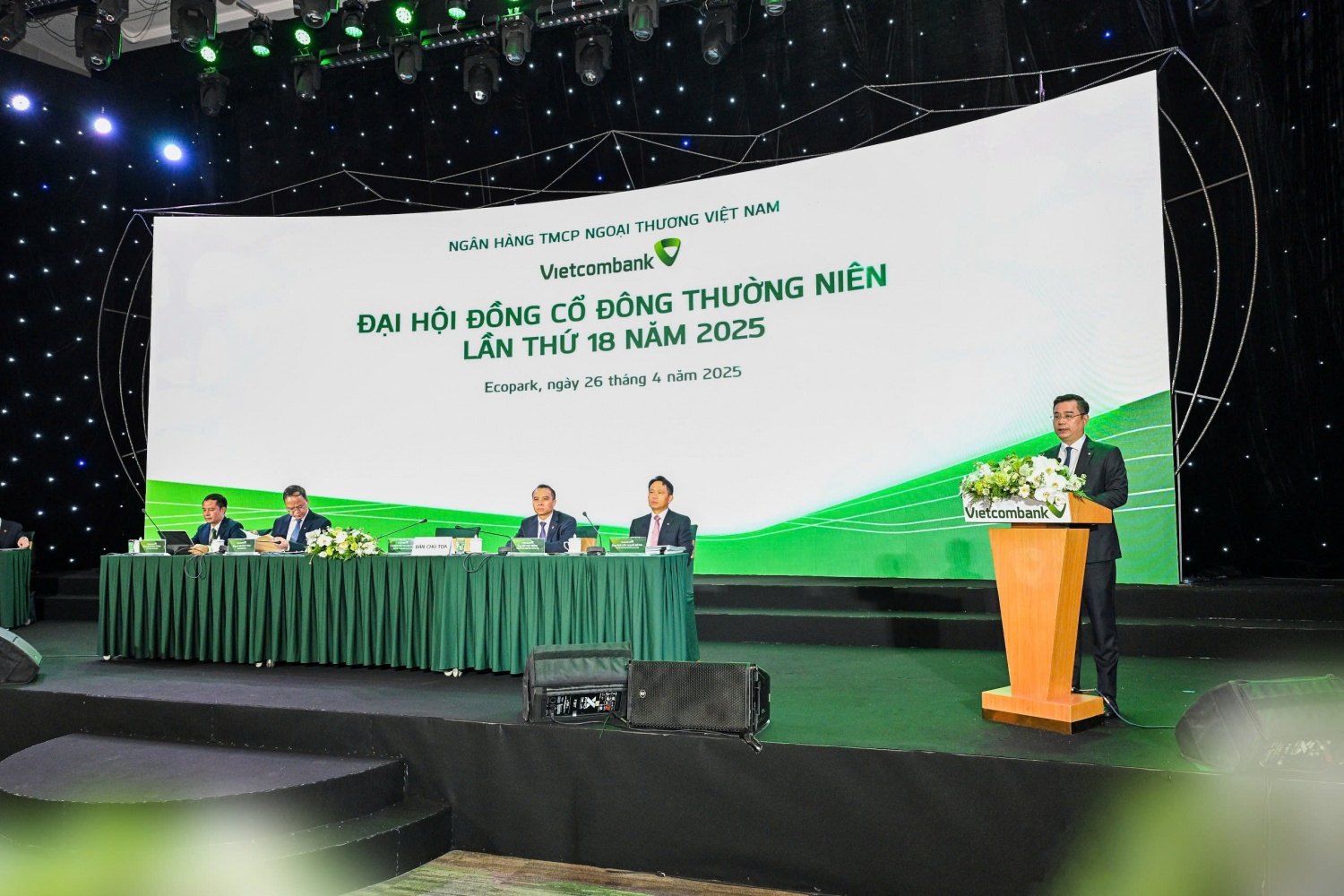 ĐHĐCĐ Vietcombank 2025: Thông qua kế hoạch phát hành hơn 543 triệu cổ phiếu riêng lẻ, bầu bổ sung thành viên HĐQT, Ban Kiểm soát