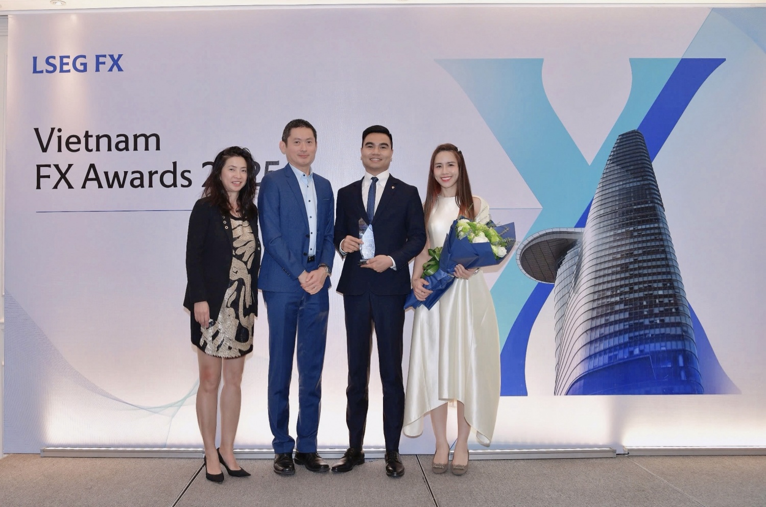 Vietcombank tiếp tục khẳng định vị thế dẫn đầu trên thị trường ngoại hối với danh hiệu “Best FXall Taker” năm 2024