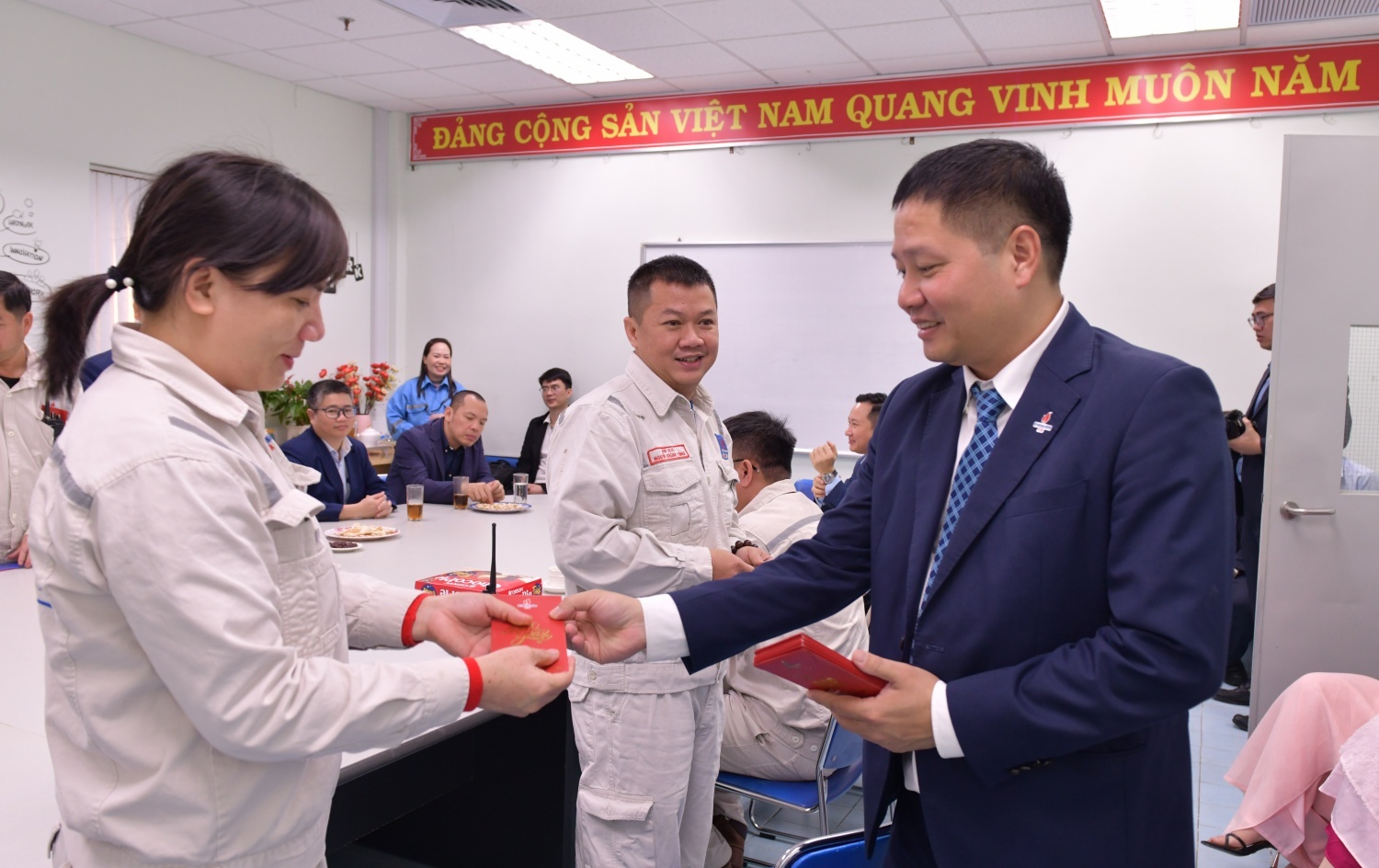 [P-Magazine] Tự hào khi được lớn lên trong hoà bình và cống hiến thanh xuân cho nhà máy lọc dầu đầu tiên của đất nước