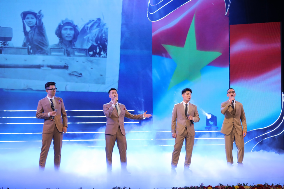 Xúc động nhìn lại thời khắc vỡ òa niềm vui ngày giải phóng trong “Khúc ca khải hoàn” Xúc động nhìn lại thời khắc vỡ òa niềm vui ngày giải phóng trong “Khúc ca khải hoàn”