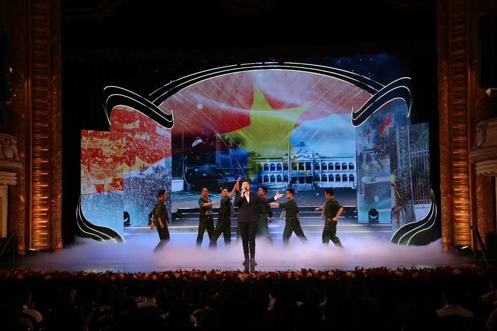 Xúc động nhìn lại thời khắc vỡ òa niềm vui ngày giải phóng trong “Khúc ca khải hoàn” Xúc động nhìn lại thời khắc vỡ òa niềm vui ngày giải phóng trong “Khúc ca khải hoàn”