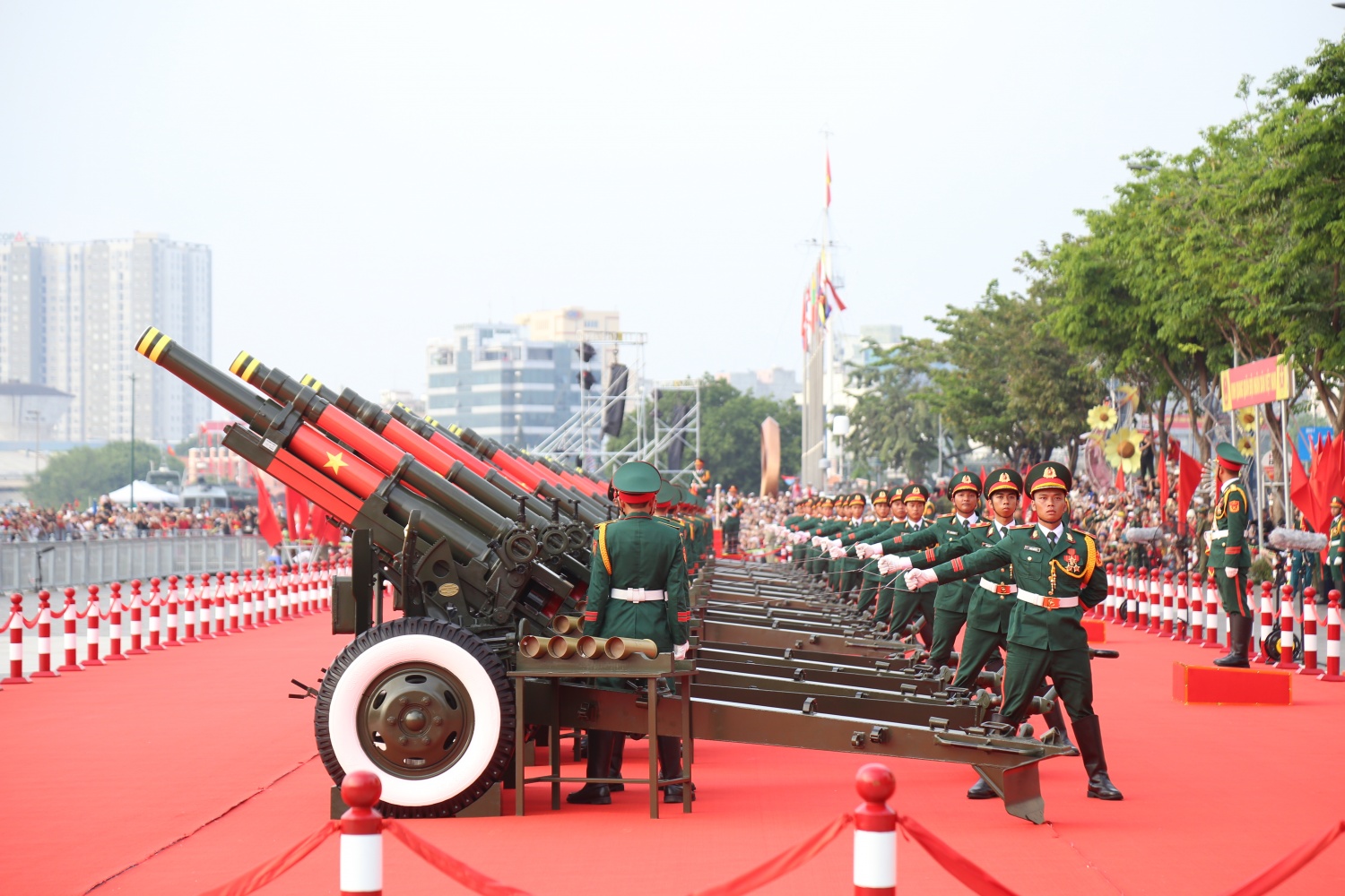 Cận cảnh nghi thức bắn đại bác mở đầu Lễ kỷ niệm 50 năm Ngày Giải phóng miền Nam