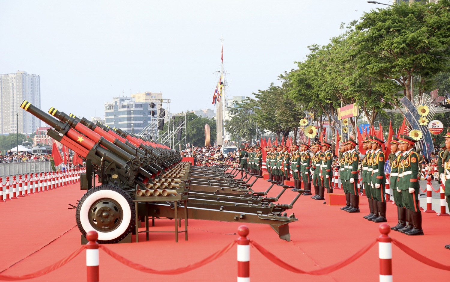 Cận cảnh nghi thức bắn đại bác mở đầu Lễ kỷ niệm 50 năm Ngày Giải phóng miền Nam