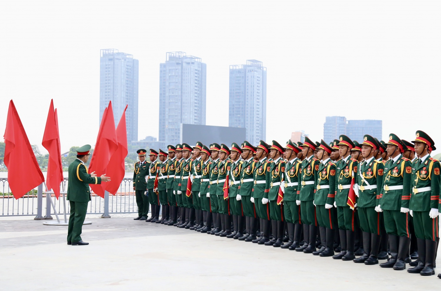 Cận cảnh nghi thức bắn đại bác mở đầu Lễ kỷ niệm 50 năm Ngày Giải phóng miền Nam