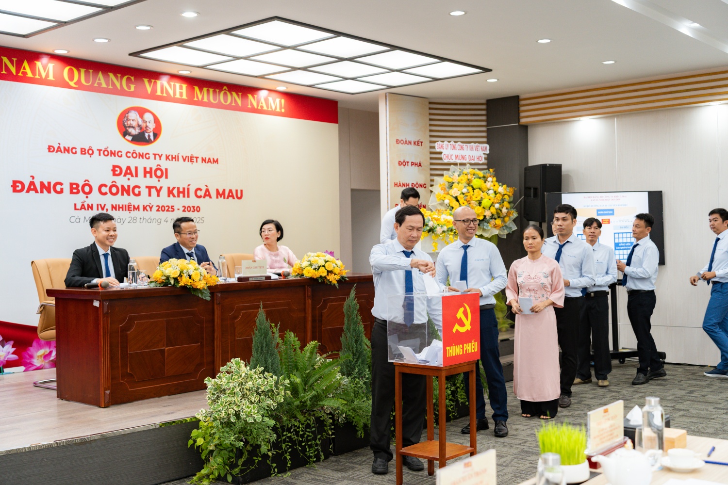 Bỏ phiếu bầu cử tại Đại hội