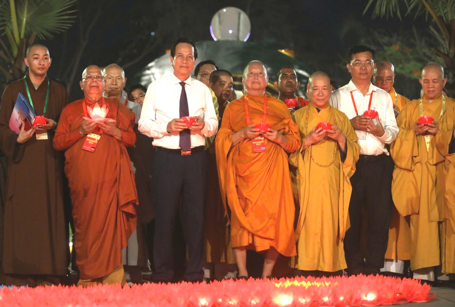 [Chùm ảnh] 35.000 hoa đăng cầu nguyện cho hòa bình thế giới tại Đại lễ Vesak 2025