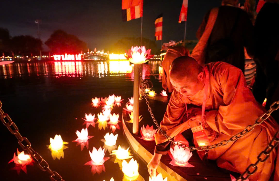 [Chùm ảnh] 35.000 hoa đăng cầu nguyện cho hòa bình thế giới tại Đại lễ Vesak 2025