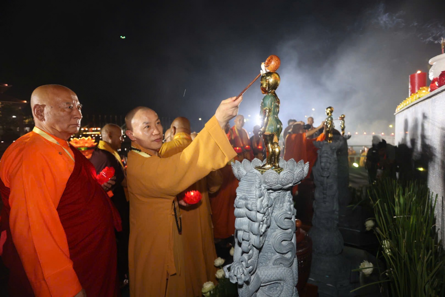 [Chùm ảnh] 35.000 hoa đăng cầu nguyện cho hòa bình thế giới tại Đại lễ Vesak 2025