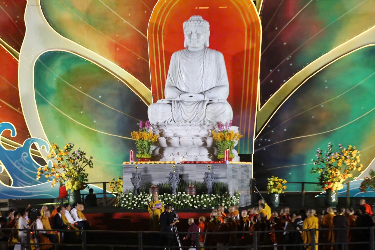 [Chùm ảnh] 35.000 hoa đăng cầu nguyện cho hòa bình thế giới tại Đại lễ Vesak 2025