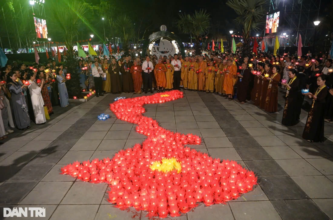 [Chùm ảnh] 35.000 hoa đăng cầu nguyện cho hòa bình thế giới tại Đại lễ Vesak 2025