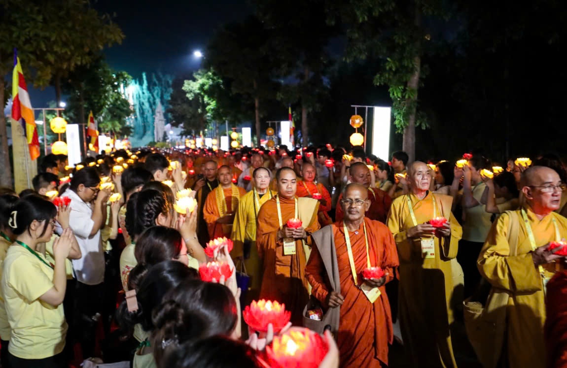 [Chùm ảnh] 35.000 hoa đăng cầu nguyện cho hòa bình thế giới tại Đại lễ Vesak 2025