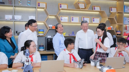Tổng Bí thư Tô Lâm gửi gắm kỳ vọng vào thế hệ trẻ trong chuyến thăm các trường Hà Nội