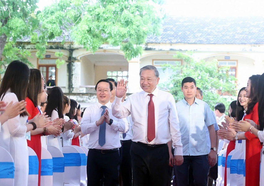 Vào lúc 17h chiều ngày 15/5, Tổng Bí thư Tô Lâm cùng đoàn công tác Trung ương, tỉnh Nghệ An Vào lúc 17h chiều ngày 15/5, Tổng Bí thư Tô Lâm cùng đoàn công tác Trung ương, tỉnh Nghệ An