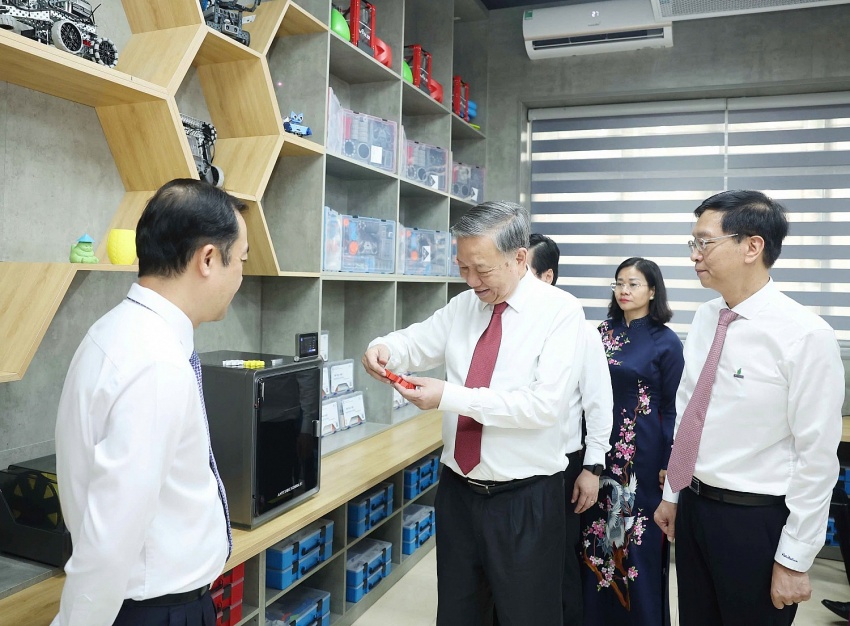 Tổng Bí thư Tô Lâm trao tặng phòng học STEM cho Trường THPT Kim Liên, Nghệ An Tổng Bí thư Tô Lâm trao tặng phòng học STEM cho Trường THPT Kim Liên, Nghệ An