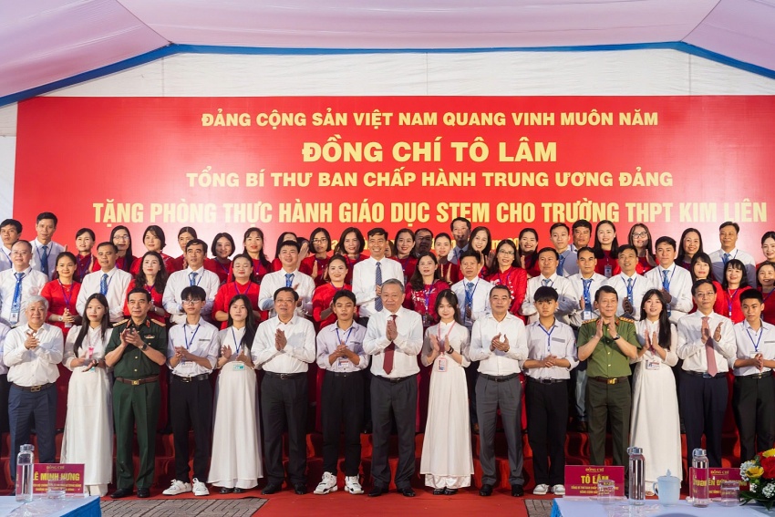 Tổng Bí thư mong muốn, tỉnh Nghệ An tiếp tục quan tâm đầu tư hơn nữa đối với lĩnh vực giáo dục. Với đội ngũ thầy cô giáo, các em học sinh cần tiếp nối truyền thống đất học của quê hương xứ Nghệ, tiếp tục gặt hái được nhiều thành tích cao hơn nữa. Tổng Bí thư mong muốn, tỉnh Nghệ An tiếp tục quan tâm đầu tư hơn nữa đối với lĩnh vực giáo dục. Với đội ngũ thầy cô giáo, các em học sinh cần tiếp nối truyền thống đất học của quê hương xứ Nghệ, tiếp tục gặt hái được nhiều thành tích cao hơn nữa.