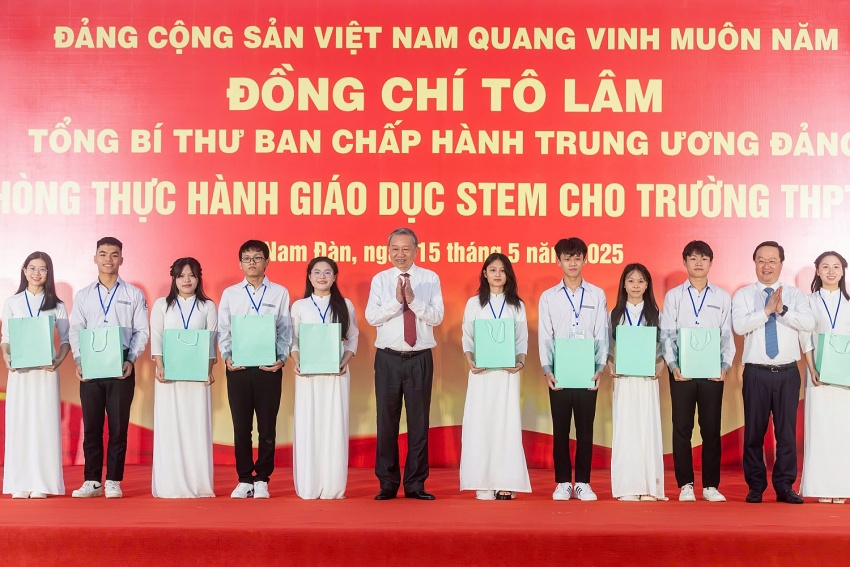 Tổng Bí thư Tô Lâm trao tặng phòng học STEM cho Trường THPT Kim Liên, Nghệ An Tổng Bí thư Tô Lâm trao tặng phòng học STEM cho Trường THPT Kim Liên, Nghệ An