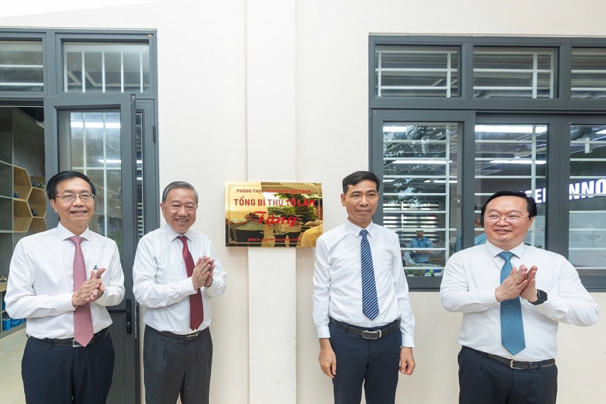 Tổng Bí thư Tô Lâm trao tặng phòng học STEM cho Trường THPT Kim Liên, Nghệ An Tổng Bí thư Tô Lâm trao tặng phòng học STEM cho Trường THPT Kim Liên, Nghệ An