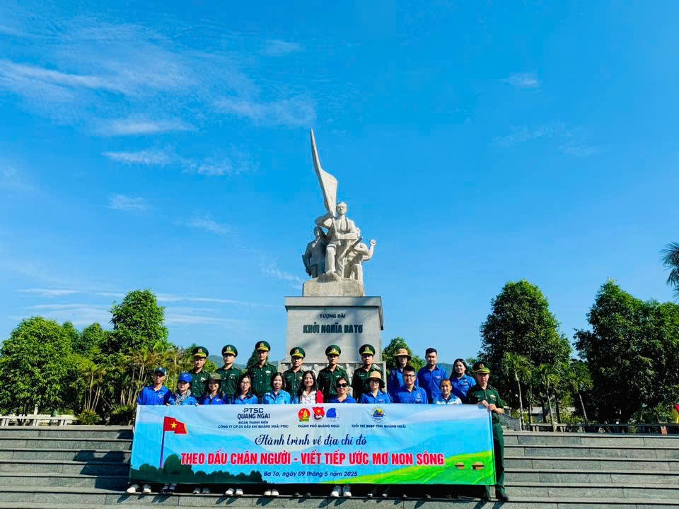 Đoàn Thanh niên PTSC Quảng Ngãi: Theo dấu chân Người - Viết tiếp ước mơ non sông Đoàn Thanh niên PTSC Quảng Ngãi: Theo dấu chân Người - Viết tiếp ước mơ non sông