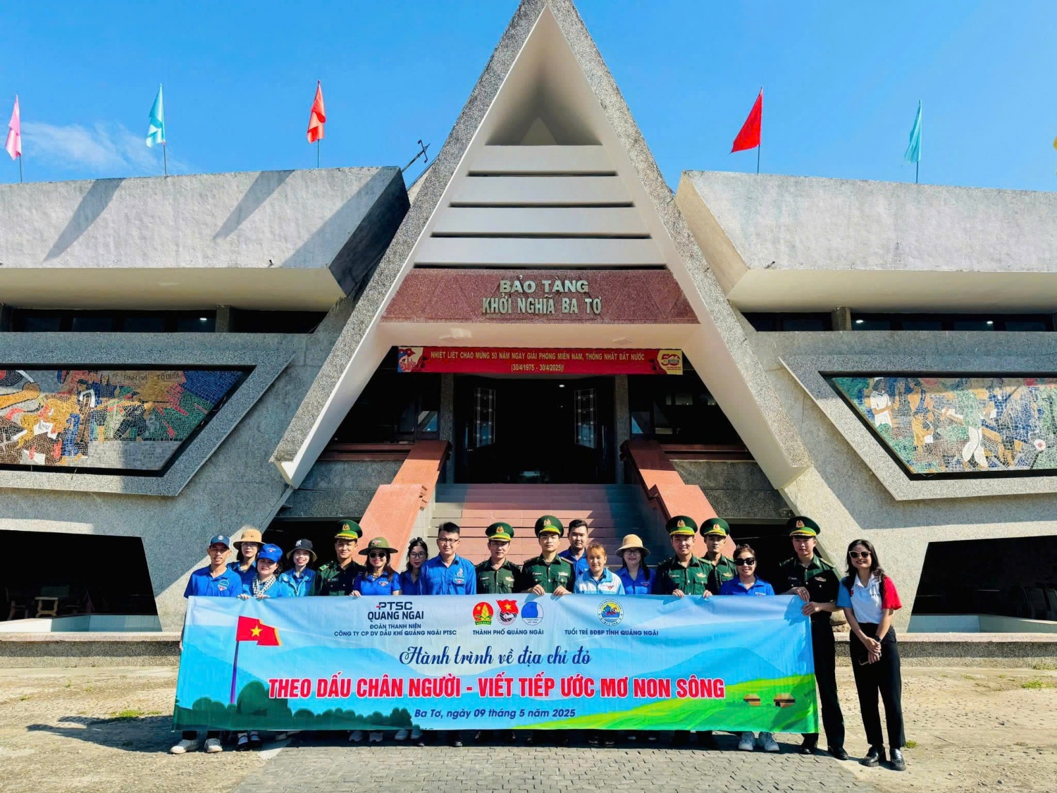 Đoàn Thanh niên PTSC Quảng Ngãi: Theo dấu chân Người - Viết tiếp ước mơ non sông Đoàn Thanh niên PTSC Quảng Ngãi: Theo dấu chân Người - Viết tiếp ước mơ non sông