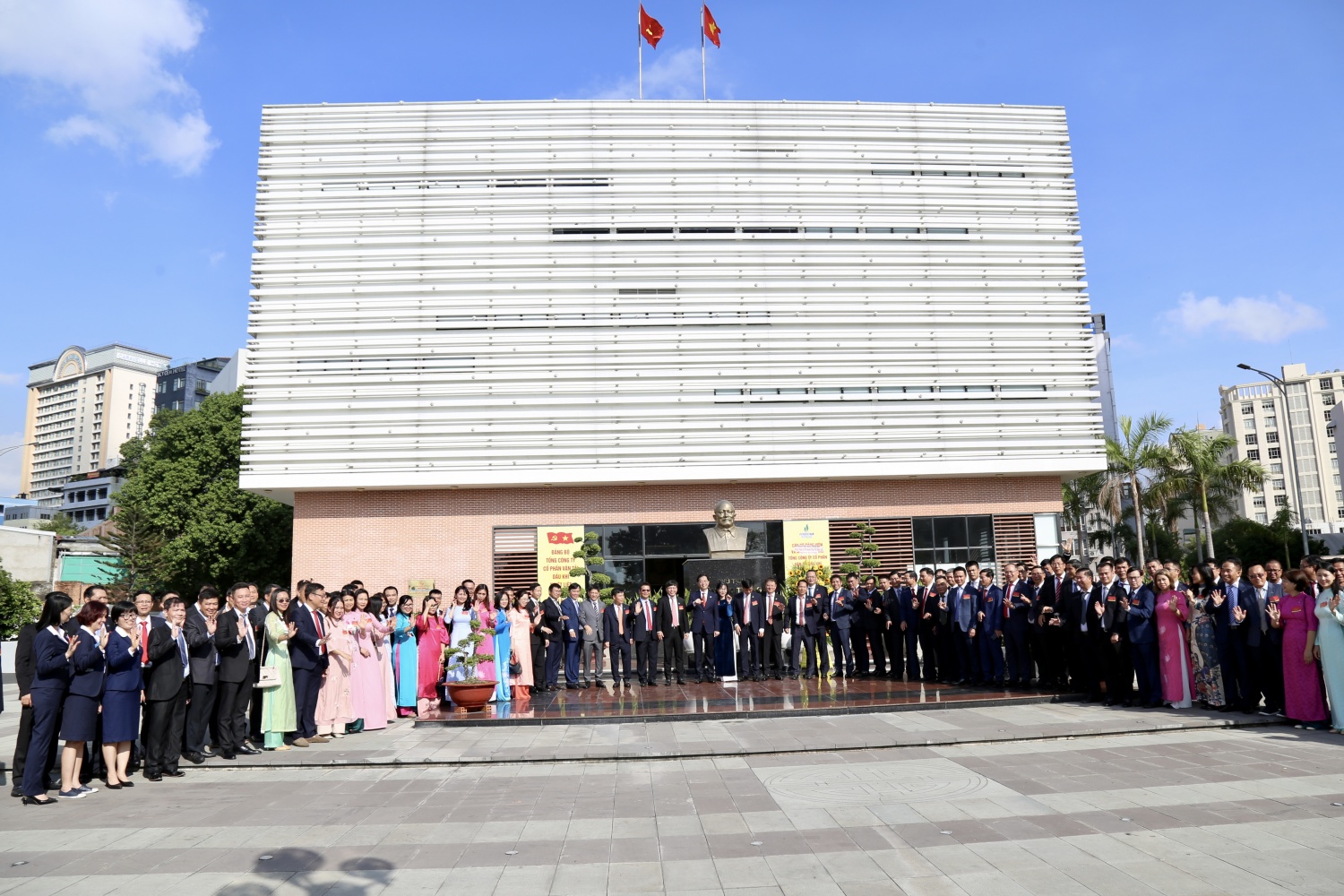 Lãnh đạo Petrovietnam và PVTrans dâng hương tưởng niệm Chủ tịch Tôn Đức Thắng