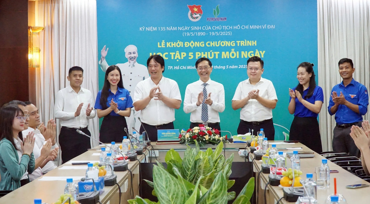 Các đại biểu thực hiện nghi thức khởi động chương trình tại điểm cầu Hà Nội