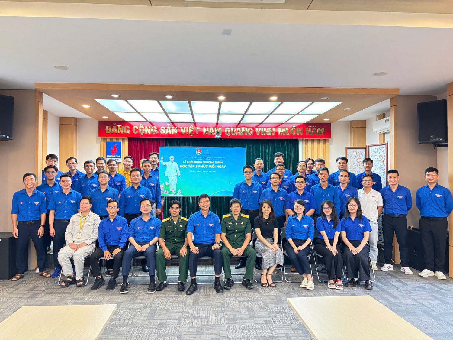 Lan tỏa tinh thần "Học tập 5 phút mỗi ngày" trong toàn Tập đoàn