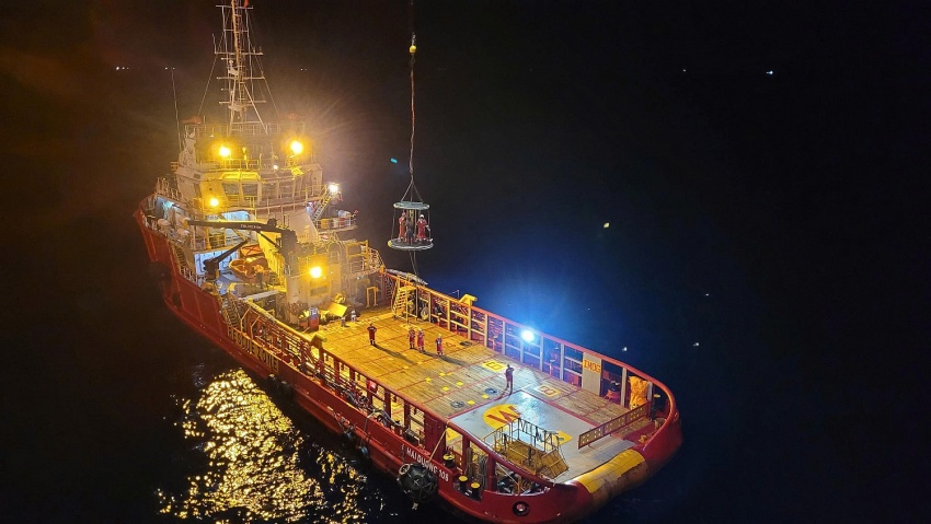 Mỏ Đại Hùng: Điểm tựa sự sống giữa biển khơi Giàn khoan Đại Hùng kịp thời hỗ trợ cấp cứu ngư dân gặp nạn trên biển