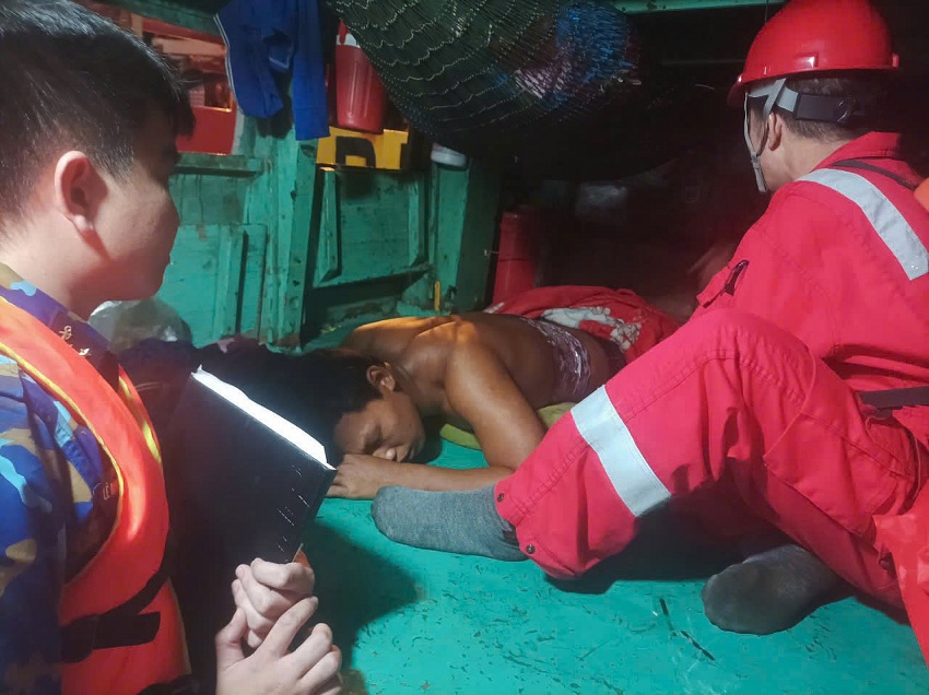 Mỏ Đại Hùng: Điểm tựa sự sống giữa biển khơi Giàn khoan Đại Hùng kịp thời hỗ trợ cấp cứu ngư dân gặp nạn trên biển