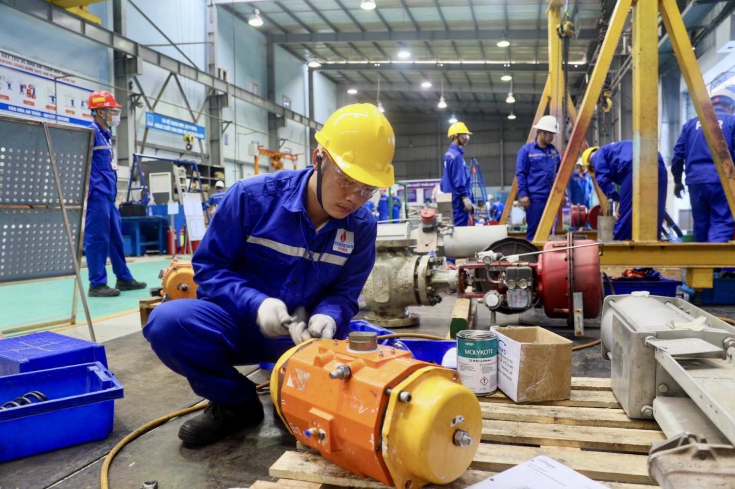 Tổ chức Đảng trong doanh nghiệp: Gắn sản xuất, dẫn đổi mới, mở đường chuyển hóa