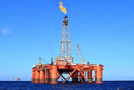 Chùm thơ: Những người “đi tìm lửa”; Petrovietnam, khát vọng vươn lên; Trên những giàn khoan